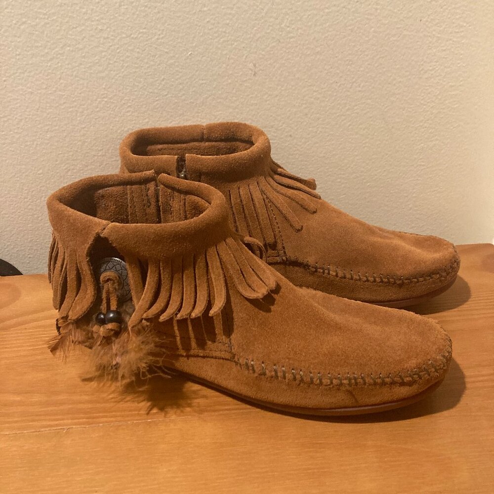 NWT Minnetonka Concho Feather Boot (W9), Fringe Suede Ankle Bootie, NWOT